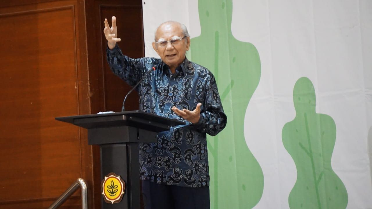 Biografi dan kontribusi Emil Salim bagi perekonomian Indonesia