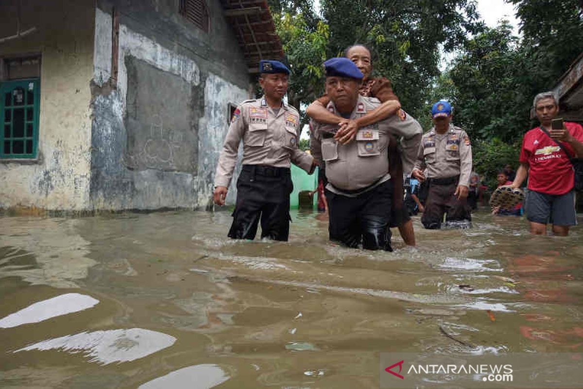 Cirebon ribuan warga mengungsi banjir capai