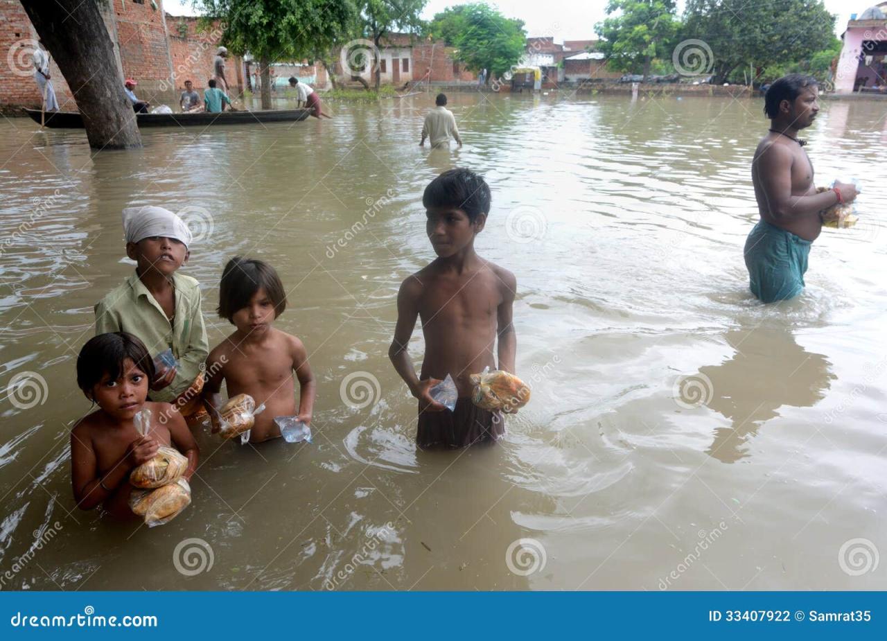 Evakuasi korban banjir Kabupaten Cirebon hari ini