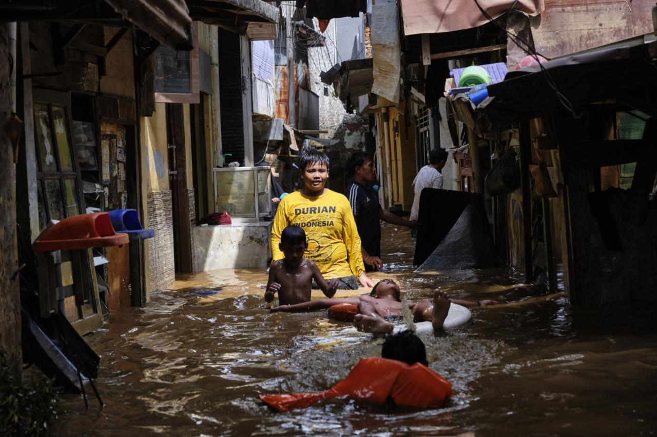 Floods banjir hujan monsoon slammed tally grappling caseload death ekstrem penyebab tadi dini curah anies putro wahyu sejumlah downturn