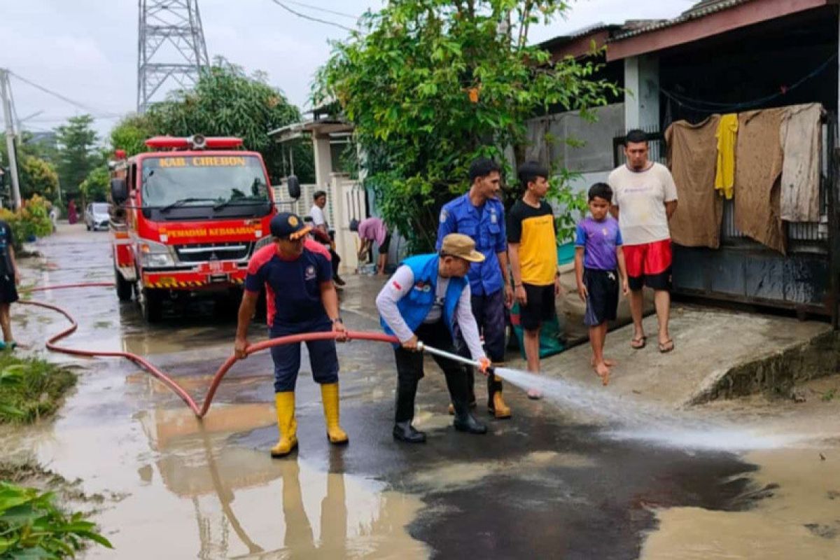 Cirebon banjir kecamatan terendam tetapkan bupati darurat bencana