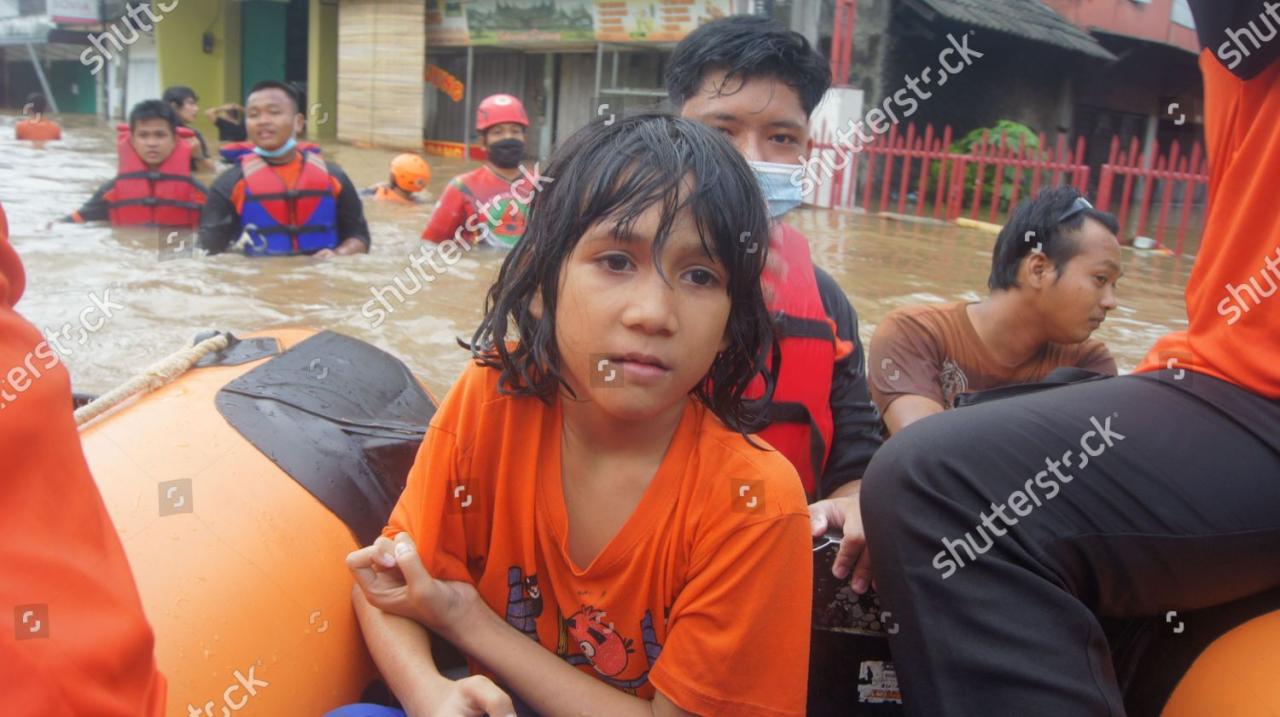 Evakuasi korban banjir Kabupaten Cirebon hari ini